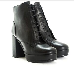 L’intervalle Fergy Black Leather Heeled Lace Up Ankle Boots